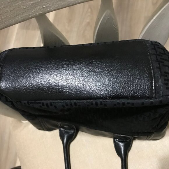 Tommy Hilfiger Ladies Black Purse - Picture 6 of 8